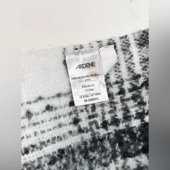 ❥𝗔𝗥𝗗𝗘𝗡𝗘: Plaid Blanket Scarf - Picture 4 of 7